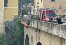 Una culla, un ponte, due fotografie e l’ultimo dolore