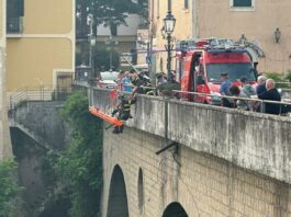 Una culla, un ponte, due fotografie e l’ultimo dolore