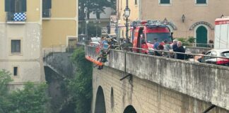 Una culla, un ponte, due fotografie e l’ultimo dolore