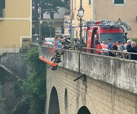 Una culla, un ponte, due fotografie e l’ultimo dolore